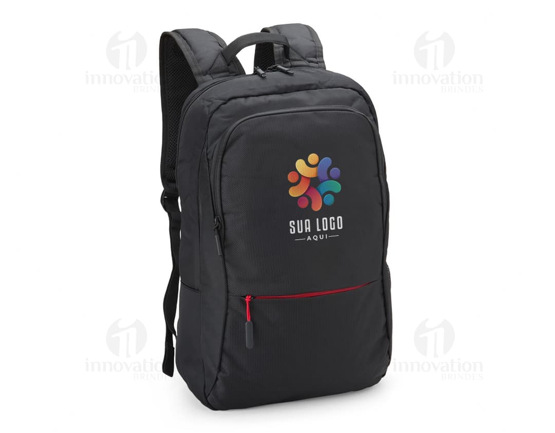 Homem de negócios sorridente e bem-sucedido em um terno preto, segurando uma mochila de nylon de 25L. O homem está em pé