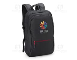 Homem de negócios sorridente e bem-sucedido em um terno preto, segurando uma mochila de nylon de 25L. O homem está em pé