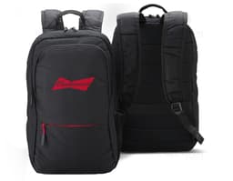 Homem de negócios sorridente e bem-sucedido em um terno preto, segurando uma mochila de nylon de 25L. O homem está em pé