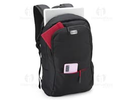 Homem de negócios sorridente e bem-sucedido em um terno preto, segurando uma mochila de nylon de 25L. O homem está em pé
