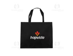 Sacola de Poliéster preta com detalhes cromados, fecho de zíper, alça de transporte e bolsos frontais. Ideal para compras