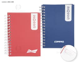 Agenda Diária 2025 Wire-o em um ambiente de escritório com notebook, papel em branco, pastas, envelopes, mensagens