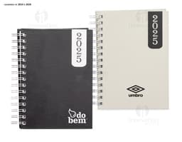 Agenda Diária 2025 Wire-o em um ambiente de escritório com notebook, papel em branco, pastas, envelopes, mensagens