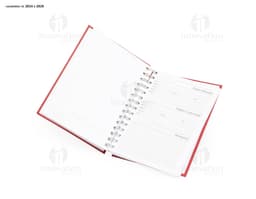 Agenda Diária 2025 Wire-o em um ambiente de escritório com notebook, papel em branco, pastas, envelopes, mensagens