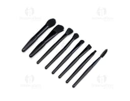 Kit Pincel 8 peças em diferentes tamanhos e formatos em um fundo branco.