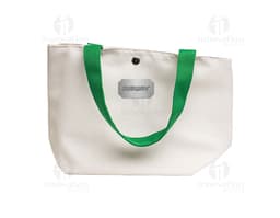 Bolsa de lona na cor azul-marinho com alças de couro marrom e fecho de zíper na parte superior.