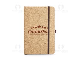 Caderno A5 em cortiça com folhas lisas.