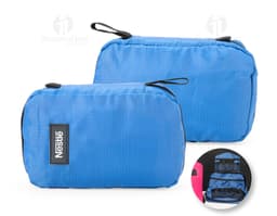 Nécessaire Nylon azul com zíper e alça lateral, ideal para organizar e armazenar itens de higiene pessoal.
