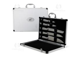 Kit de facas composto por 5 peças diferentes, todas acomodadas em uma maleta para transporte.
