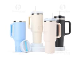 Uma imagem de uma Caneca Térmica de 1,2 litros, com design moderno e tampa de rosca. A caneca é de cor prata e parece ser