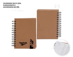 Agenda Diária 2025 com capa dura de cor azul escuro e detalhes em dourado, folhas internas brancas com espaços para notas e