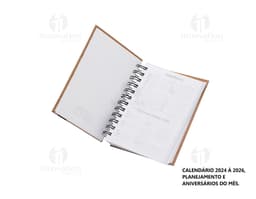 Agenda Diária 2025 com capa dura de cor azul escuro e detalhes em dourado, folhas internas brancas com espaços para notas e