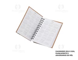 Agenda Diária 2025 com capa dura de cor azul escuro e detalhes em dourado, folhas internas brancas com espaços para notas e