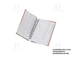 Agenda Diária 2025 com capa dura de cor azul escuro e detalhes em dourado, folhas internas brancas com espaços para notas e