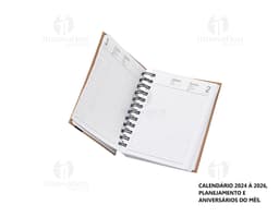 Agenda Diária 2025 com capa dura de cor azul escuro e detalhes em dourado, folhas internas brancas com espaços para notas e