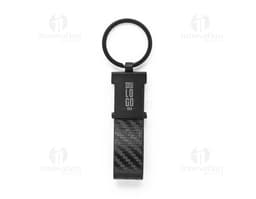 Chaveiro em couro sintético preto com detalhe de metal prateado em forma de coração.