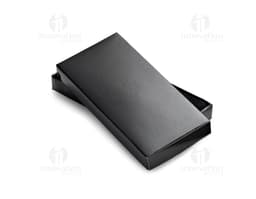 Chaveiro em couro sintético preto com detalhe de metal prateado em forma de coração.