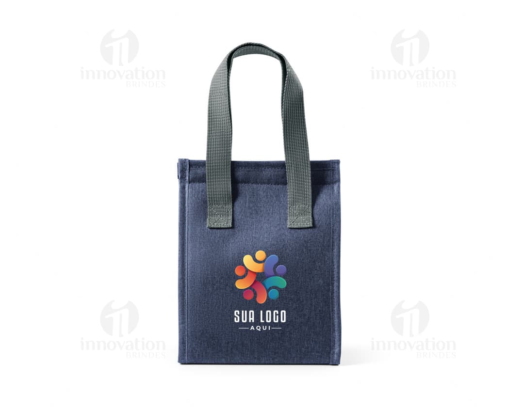 Bolsa térmica em poliéster em cor azul-marinho, com alça ajustável e fecho em zíper.