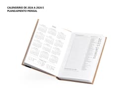 Agenda Diária 2025 com capa em couro marrom e gravura de uma árvore em dourado. Páginas internas brancas com datas e horários