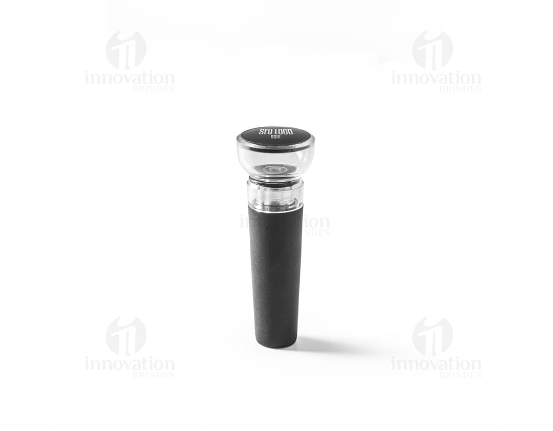 Rolha de vinho de madeira com detalhes de cortiça e metal.