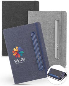 Caderno Capa em RPET preto, feito de couro, contendo dinheiro, chaves, computador, notebook, dispositivos, botões, caneta