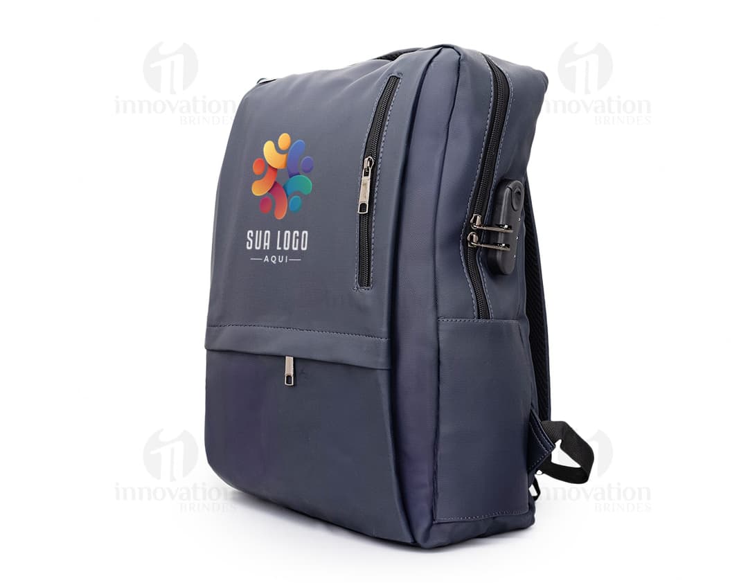Mochila anti-furto em cor preta, com design elegante e diversos compartimentos.