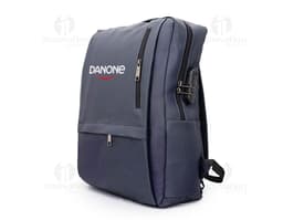 Mochila anti-furto em cor preta, com design elegante e diversos compartimentos.