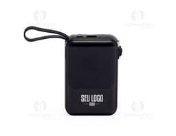 Power Bank preto com capacidade de 10.000 mAh, indicador de bateria em LED e duas portas USB para carregamento.