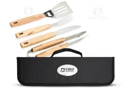 Kit churrasco contendo 4 peças de utensílios de aço inoxidável, incluindo espátula, garfo, faca e pegador. O conjunto vem em