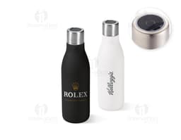 Garrafa em aço inox contendo bebida alcoólica, com tampa de cortiça. A garrafa está vazia e possui rótulo em branco. Está em
