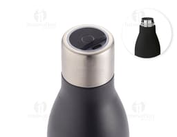 Garrafa em aço inox contendo bebida alcoólica, com tampa de cortiça. A garrafa está vazia e possui rótulo em branco. Está em