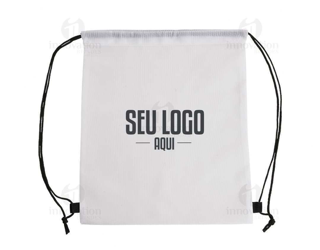 Foto de uma mochila saco em poliéster vazia, com espaço para escrever informações. A imagem mostra um objeto de negócios