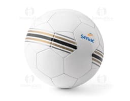 Bola de futebol em PVC preto e laranja, esférica, utilizada em competições esportivas.