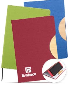 Caderneta com suporte de celular em uma mesa de escritório com notebook, papel em branco, cartão vazio, notas amarelas