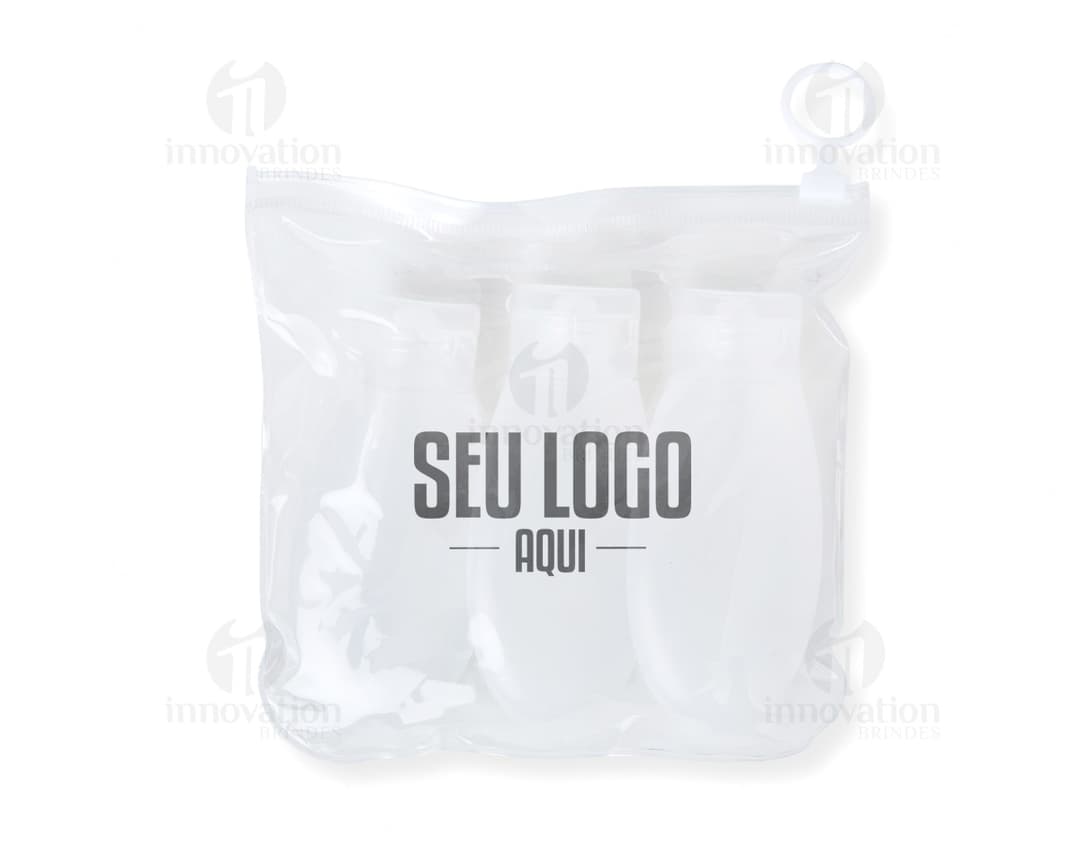 Kit Viagem 3 Peças em embalagem de papel com design elegante e limpo. Contém uma roupa íntima feminina de cetim acompanhada