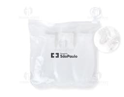 Kit Viagem 3 Peças em embalagem de papel com design elegante e limpo. Contém uma roupa íntima feminina de cetim acompanhada