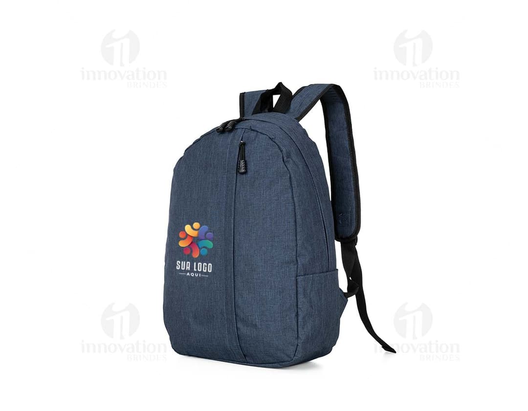 Mochila de poliéster preta com detalhes em cinza, possui alças acolchoadas e bolsos laterais. Ideal para o dia a dia.