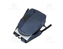 Mochila de poliéster preta com detalhes em cinza, possui alças acolchoadas e bolsos laterais. Ideal para o dia a dia.