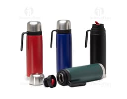 Garrafa Térmica Inox 900ml na cor prateada, com tampa rosqueável e alça para transporte.