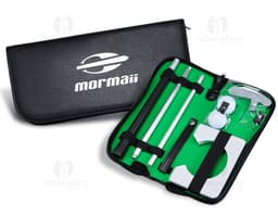 Kit de treino para golfe composto por tacos, bolas, luvas e acessórios.