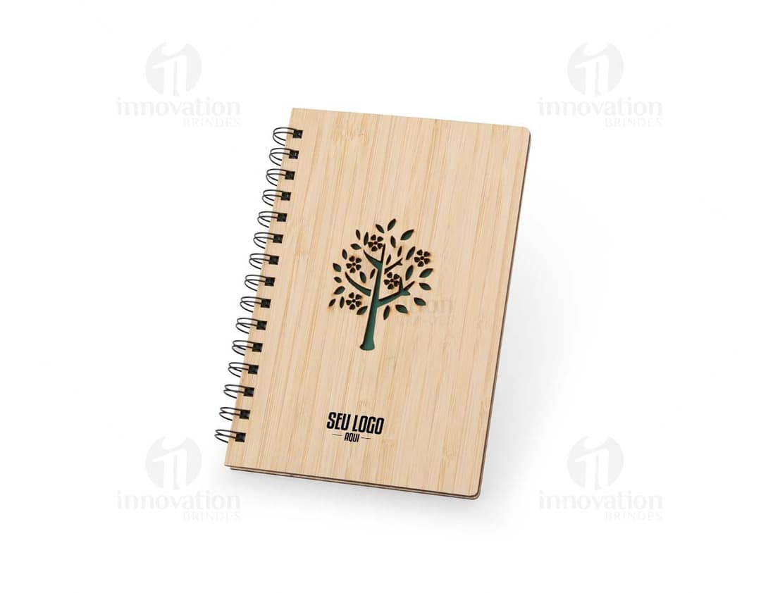Caderno Bambu com capa de tecido estampado em tons de verde e marrom, folhas em papel reciclado e marcador de páginas de fita