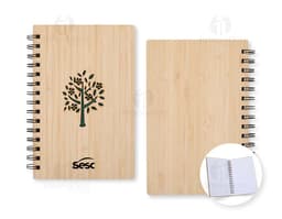 Caderno Bambu com capa de tecido estampado em tons de verde e marrom, folhas em papel reciclado e marcador de páginas de fita