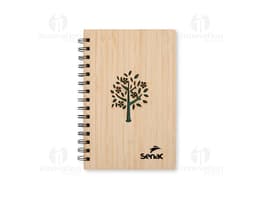Caderno Bambu com capa de tecido estampado em tons de verde e marrom, folhas em papel reciclado e marcador de páginas de fita