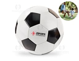 Bola de futebol em PVC branca e preta.