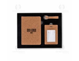 Kit Viagem 3 Peças, contendo uma mala de viagem, uma nécessaire e um porta documentos, em cores vibrantes e textura