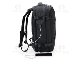 Mochila de viagem preta de 41 litros em couro sintético com zíper, alça de mão e alça de ombro ajustável. Ideal para