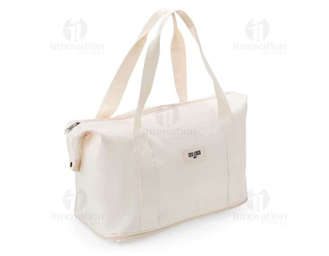 Bolsa esportiva feita de poliéster preto com alças, fecho de zíper e logo de marca branca na frente.