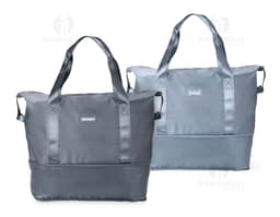 Bolsa esportiva feita de poliéster preto com alças, fecho de zíper e logo de marca branca na frente.