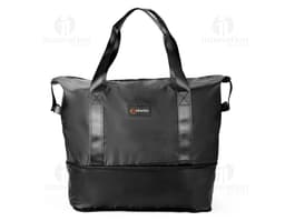 Bolsa esportiva feita de poliéster preto com alças, fecho de zíper e logo de marca branca na frente.