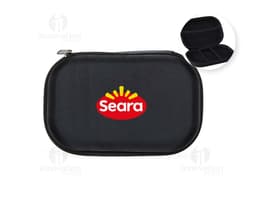 Estojo de nylon preto com zíper e alça, ideal para armazenar materiais escolares ou de escritório.